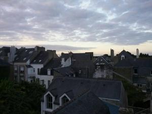 uitzicht op een stad met huizen en daken bij Escapade dans le Golfe du Morbihan - T2 3ème étage in Auray