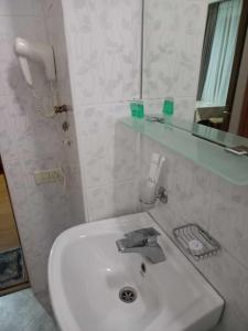 bagno con lavandino bianco e specchio di Valiko a Tbilisi City