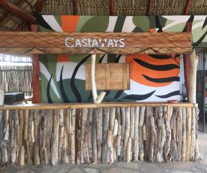 un panneau sur un bâtiment avec un mur coloré dans l'établissement Castaways Nicaragua, à Popoyo