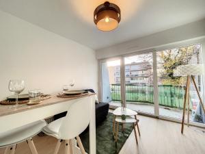 uma sala de jantar com uma mesa e cadeiras e uma janela em EKLUSE - Renové - Proche Europapark Rulantica em Erstein