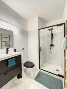 uma casa de banho com um chuveiro, um WC e um lavatório. em EKLUSE - Renové - Proche Europapark Rulantica em Erstein