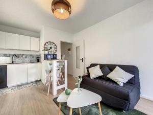 uma sala de estar com um sofá e uma cozinha em EKLUSE - Renové - Proche Europapark Rulantica em Erstein