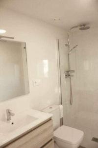 een badkamer met een toilet, een wastafel en een douche bij OD'A Apartaments in Roses