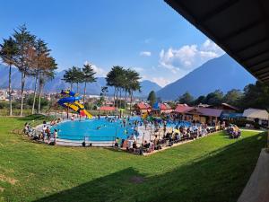 een groep mensen in een waterpark bij Fundo Hassinger in Oxapampa