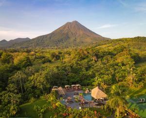 uma vista aérea de um resort com uma montanha ao fundo em Arenal Manoa Resort & Hot Springs em La Fortuna