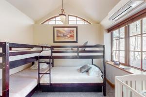 מיטה או מיטות קומותיים בחדר ב-Silver King