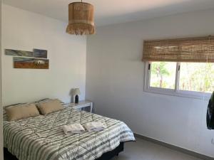 Ένα ή περισσότερα κρεβάτια σε δωμάτιο στο Casa Aguaribay para 4 personas, cerca del centro, Merlo San Luis