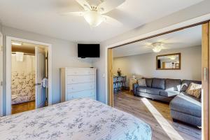 1 dormitorio con 1 cama y 1 sofá en Misty Harbor Beach Retreat, en Gilford