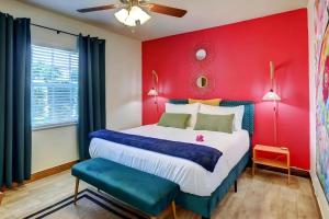 łóżko w pokoju z czerwoną ścianą w obiekcie Fun Getaway: Hot Tub, Tiki Bar, Arcade Room w mieście Hollywood