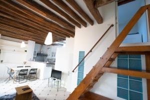 una cocina abierta y un comedor con una escalera en una casa en Le Cocon d'Alesia ~ T3 Cosy Proche Ligne 4 Paris, en París