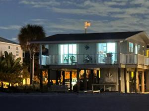Cette grande maison dispose d'une terrasse couverte et d'un balcon. dans l'établissement Beachfront Bungalow, à Clearwater Beach