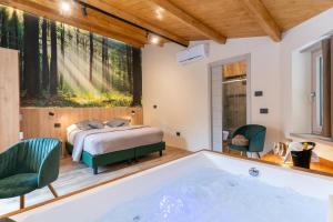 um quarto com uma cama e uma banheira num quarto em Villa dei Larici em Camigliatello Silano