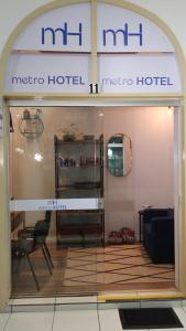 a store window of a meerecca hotel at Metro Hotel in Águas de Lindóia