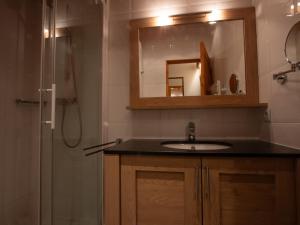 La salle de bains est pourvue d'un lavabo et d'une douche avec un miroir. dans l'établissement Tignes les Brévières - Chalet Chardonnay, à Tignes