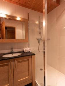 La salle de bains est pourvue d'un lavabo et d'une douche. dans l'établissement Tignes les Brévières - Chalet Chardonnay, à Tignes