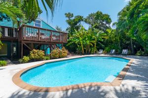 een zwembad voor een huis bij Palm Paradise - Pet Friendly Home on Siesta Key w/ Large Heated Private Pool & Outdoor Area! in Sarasota