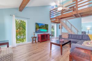 een woonkamer met een bank en een tafel bij Palm Paradise - Pet Friendly Home on Siesta Key w/ Large Heated Private Pool & Outdoor Area! in Sarasota
