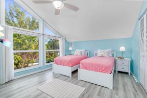 duas camas num quarto com duas janelas em Palm Paradise - 156 em Sarasota