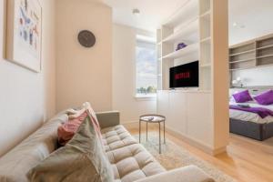 Μια τηλεόραση ή/και κέντρο ψυχαγωγίας στο Cozy Studio Apartment
