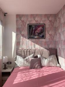 1 dormitorio con cama rosa y pared en Zagreb Lux apartment, en Zagreb