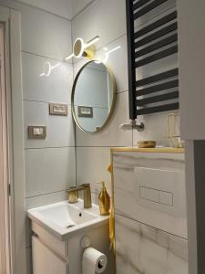 y baño con lavabo y espejo. en Zagreb Lux apartment, en Zagreb