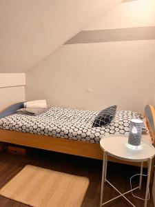 niewielka sypialnia z łóżkiem i stołem w obiekcie House in Village Jelić 