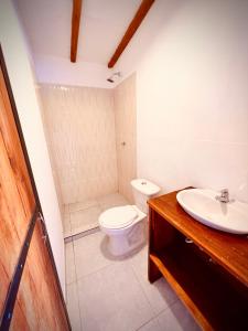 bagno con servizi igienici e lavandino di Cabaña con vista espectacular a Confines