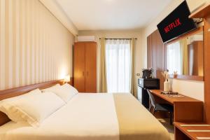 Pokój hotelowy z łóżkiem i biurkiem w obiekcie AlbaDomus Affittacamere o GuestHouse w Rzymie