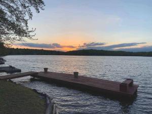 un muelle en un lago con una puesta de sol en el fondo en *Bear Hugs Chalet* SKI*Games *NewHotTub*Fire Pit, en Lake Harmony