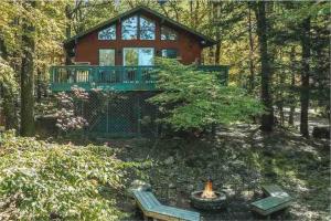 eine Hütte im Wald mit einer Bank und einem Baum in der Unterkunft *Bear Hugs Chalet* SKI*Games *NewHotTub*Fire Pit in Lake Harmony