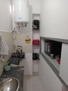 - une cuisine avec un évier et un comptoir dans l'établissement GUILLOTE APART, à Neuquén