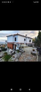 due foto di una casa bianca e una foto di Amazing House In Costa Brava a Santa Susanna