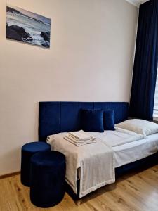 - une chambre avec un lit et deux tabourets bleus dans l'établissement Pokoje Gościnne Koral, à Miasteczko Śląskie