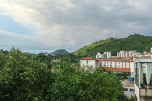 a view of a city with a hill in the background at Metro Hotel in Águas de Lindoia