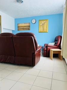 semi-detach في سانت هيلينز: غرفة معيشة مع أريكة وكرسيين