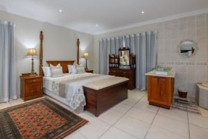 1 dormitorio con 1 cama grande y bañera en Seagull Villa en Margate