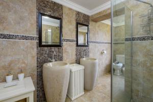 un bagno con due lavandini e una doccia in vetro di Seagull Villa a Margate