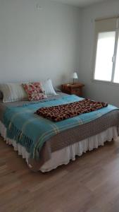 a large bed in a bedroom with a window at Casa Amoblada p/ Alquiler Temporario - Bahía Blanca in Bahía Blanca