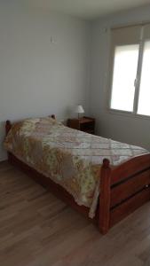 a bed in a bedroom with a window at Casa Amoblada p/ Alquiler Temporario - Bahía Blanca in Bahía Blanca