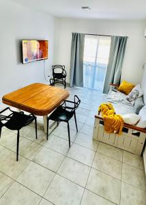 um quarto com uma mesa e uma cama e uma mesa e cadeiras em Cozy Bilbao-Departamento nuevo, ubicación perfecta em Navarro