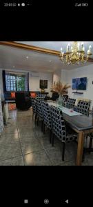 una sala da pranzo con tavolo, sedie e lampadario pendente di Amazing House In Costa Brava a Santa Susanna