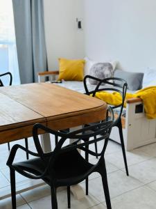 uma mesa e cadeiras num quarto com uma cama em Cozy Bilbao-Departamento nuevo, ubicación perfecta em Navarro