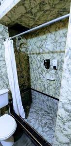 bagno con doccia e servizi igienici. di Alon Ayun Centro Dpto 1 a Mendoza