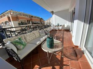un balcon avec un canapé, une table et des chaises dans l'établissement Casa del Sol, à Calp