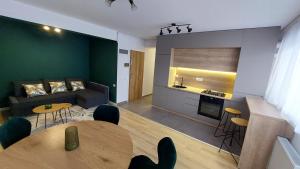 un soggiorno con un divano e un tavolo di Brasov Noua Holiday Apartament a Braşov