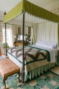 Mountmellick的住宿－Summergrove House，一间卧室配有一张四柱床和天蓬