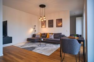 a living room with a couch and a table at Schön Wohnen auf der Allerinsel in Celle
