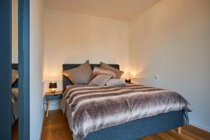 1 dormitorio con 1 cama grande y 2 lámparas en Schön Wohnen auf der Allerinsel, en Celle
