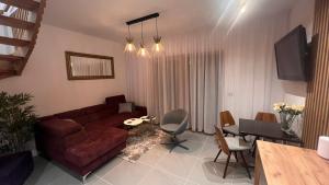 sala de estar con sofá y mesa en Villa Monte Apartament z ogrodem, en Kudowa-Zdrój