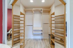una cabina armadio con scaffali in legno di Eugene Vacation Home 8 Mi to University of Oregon a Eugene